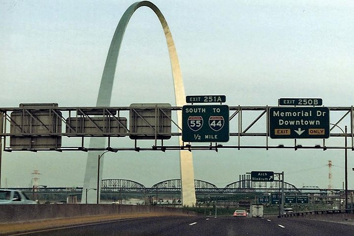 Downtown St. Louis & Gateway Arch - photo by Dwayne Pounds (https://creativecommons.org/licenses/by/3.0/deed.en)